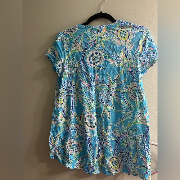 Lilly Pulitzer Etta V-Neck T-shirt in the Bermuda Blue Turtle Szn print - Picture 2 of 6